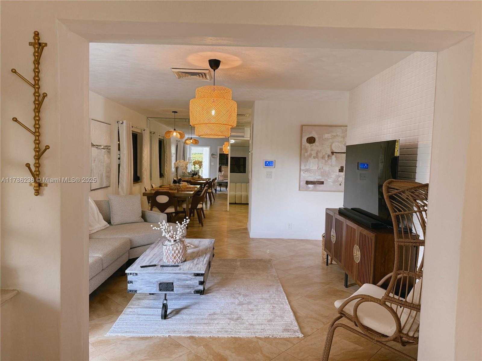 Small Image of 1163 JOHNSON ST, Hollywood Number 7