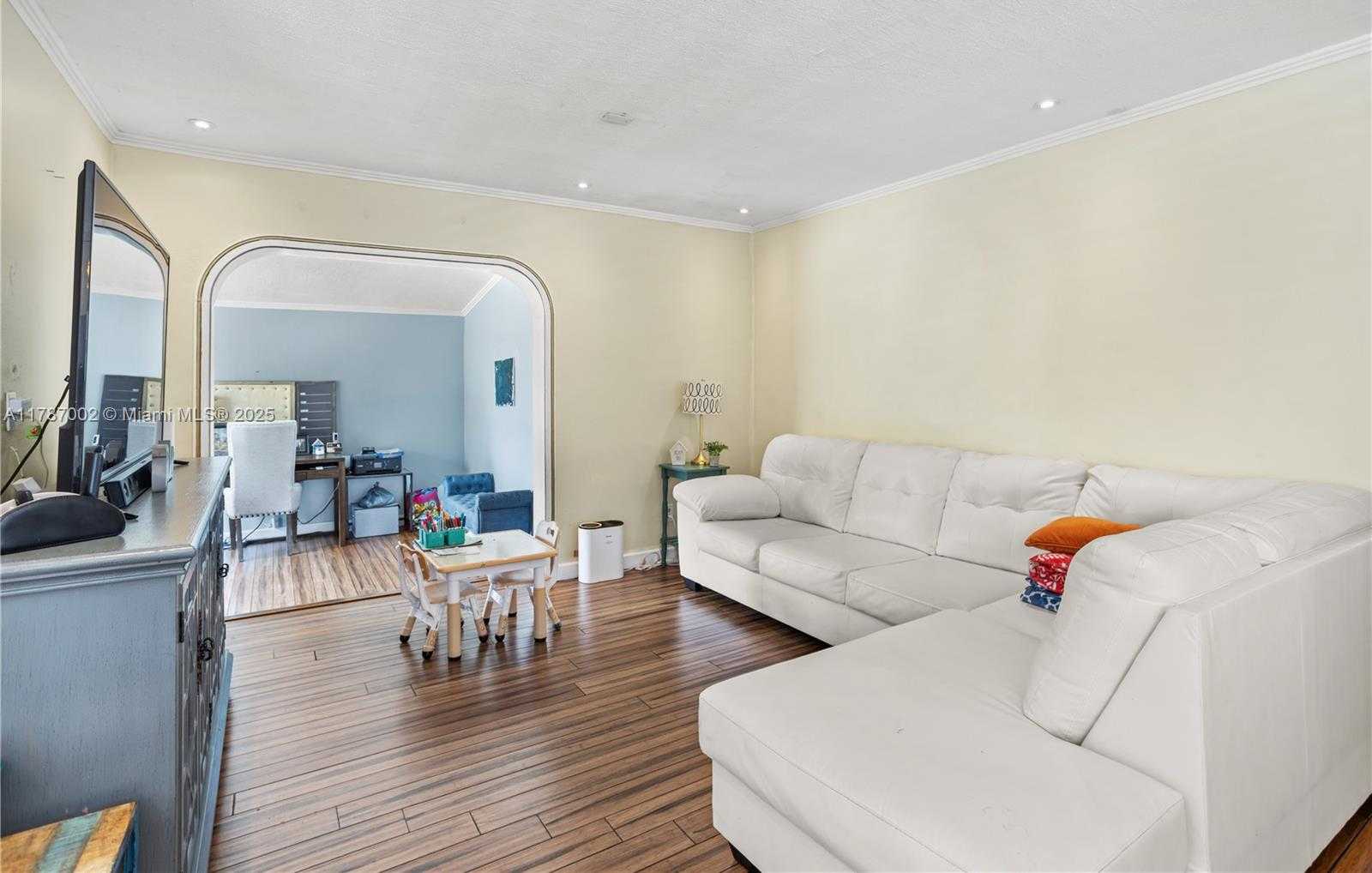 Small Image of 19310 CHRISTMAS RD, Cutler Bay Number 4