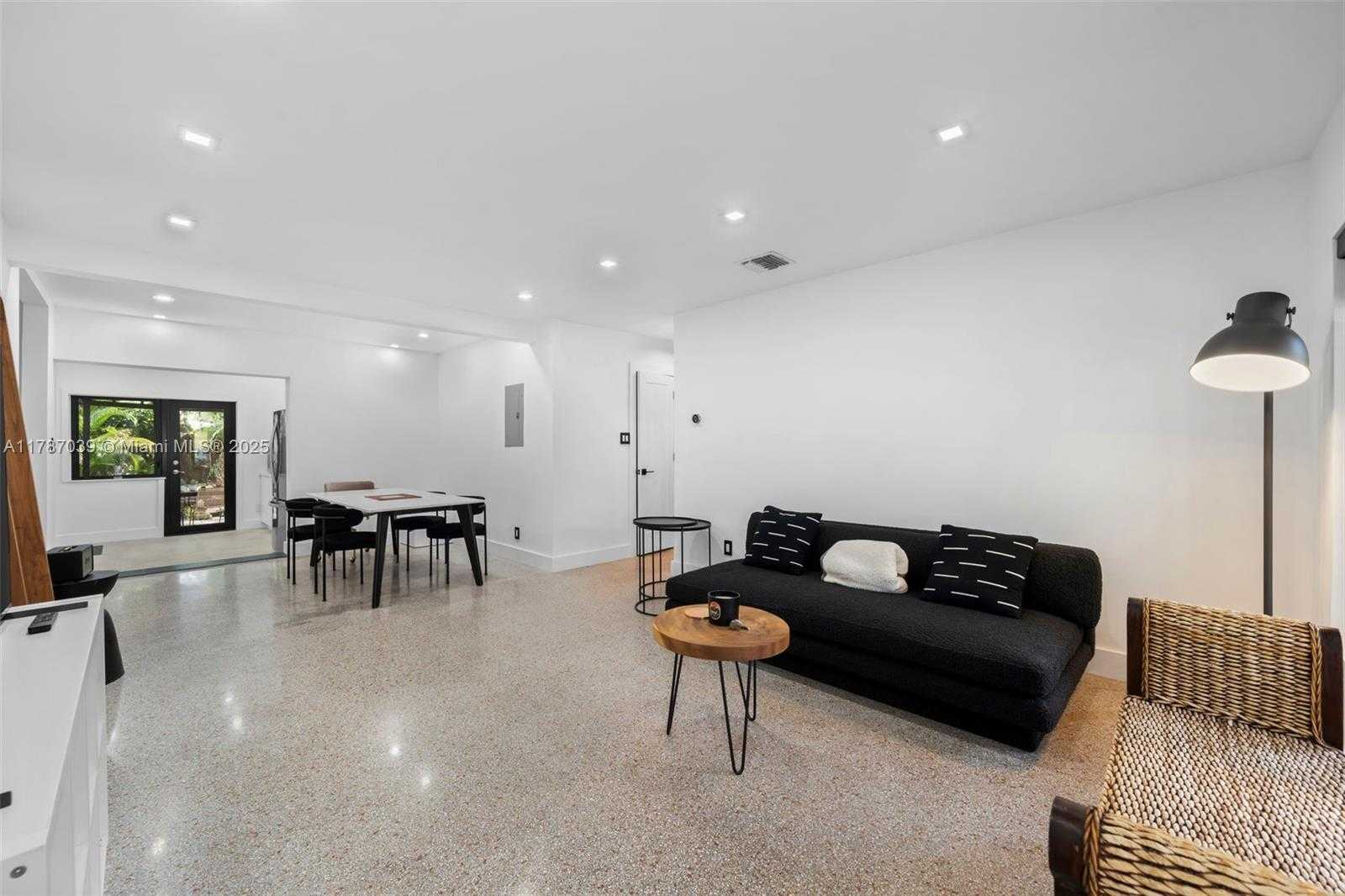 Small Image of 829 SOUTH WEST 4TH CT, Fort Lauderdale Number 3