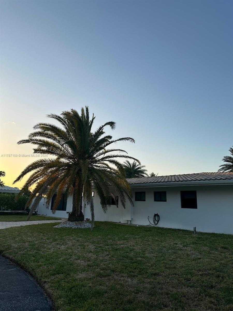 Small Image of 2501 NORTH EAST 50TH ST, Lighthouse Point Number 2
