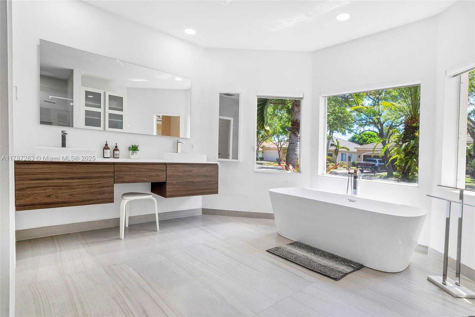 Small Image of 3848 OAK RIDGE CIR, Weston Number 47