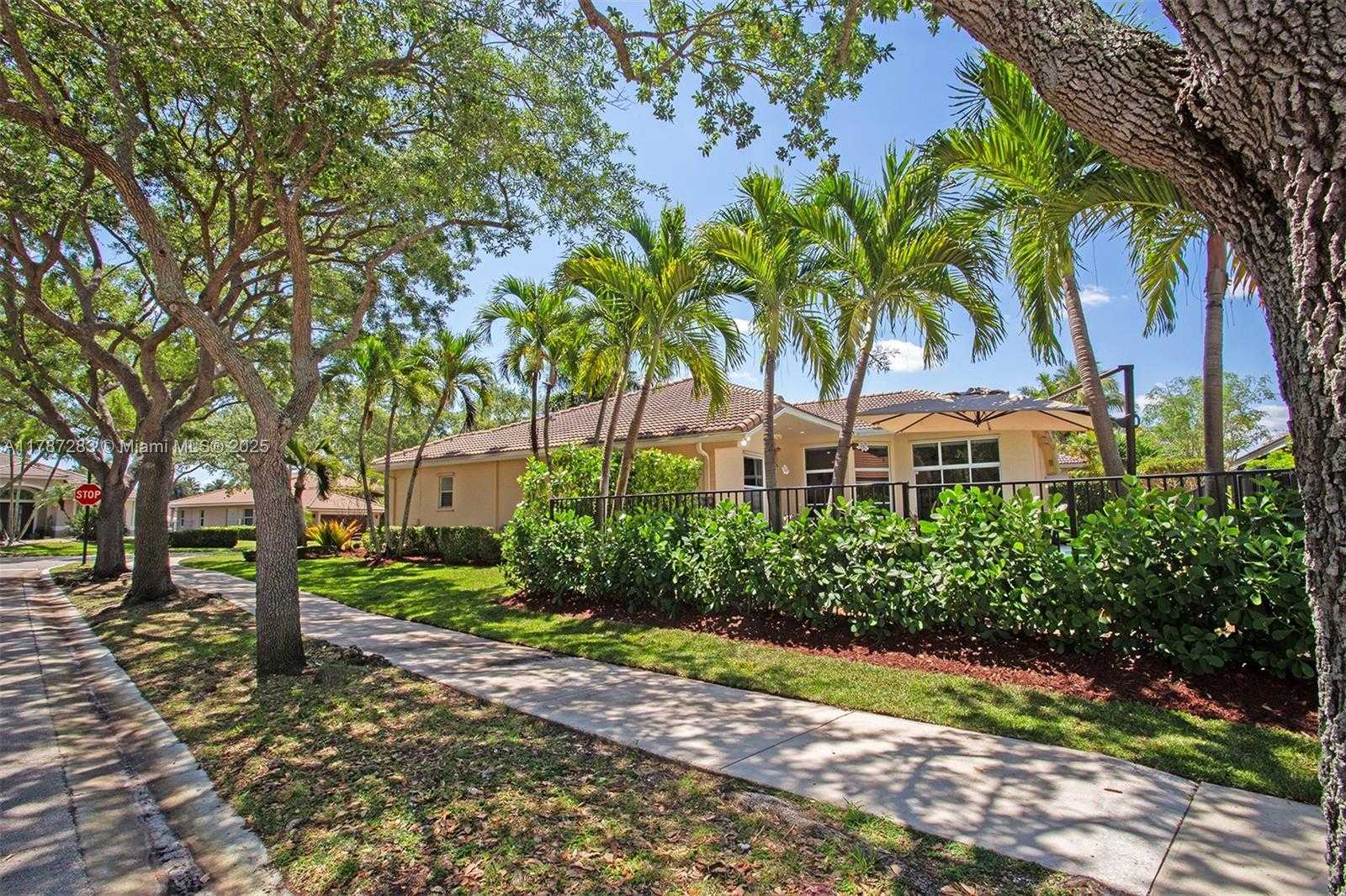 Small Image of 3848 OAK RIDGE CIR, Weston Number 63