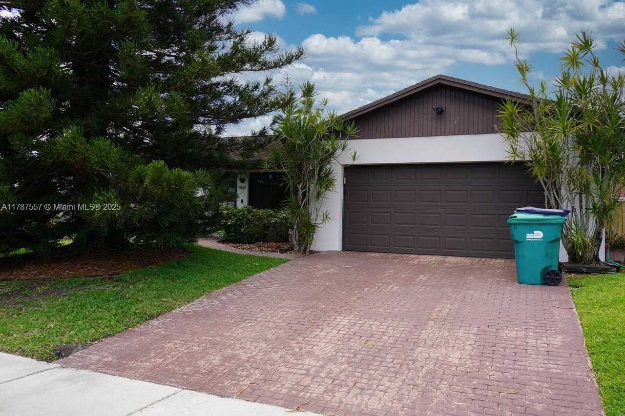Small Image of 19612 SOUTH WEST 87TH PL, Cutler Bay Number 2