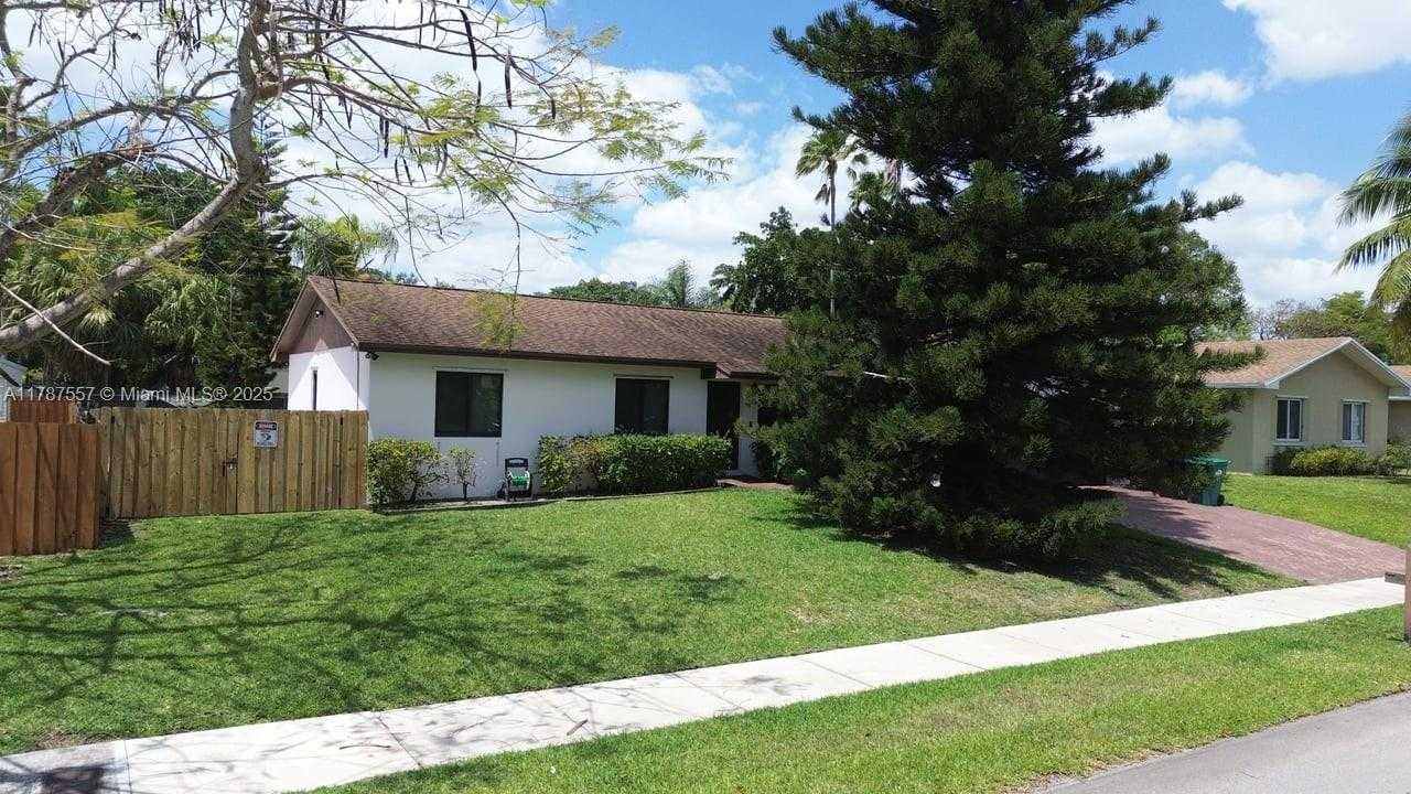 Small Image of 19612 SOUTH WEST 87TH PL, Cutler Bay Number 3