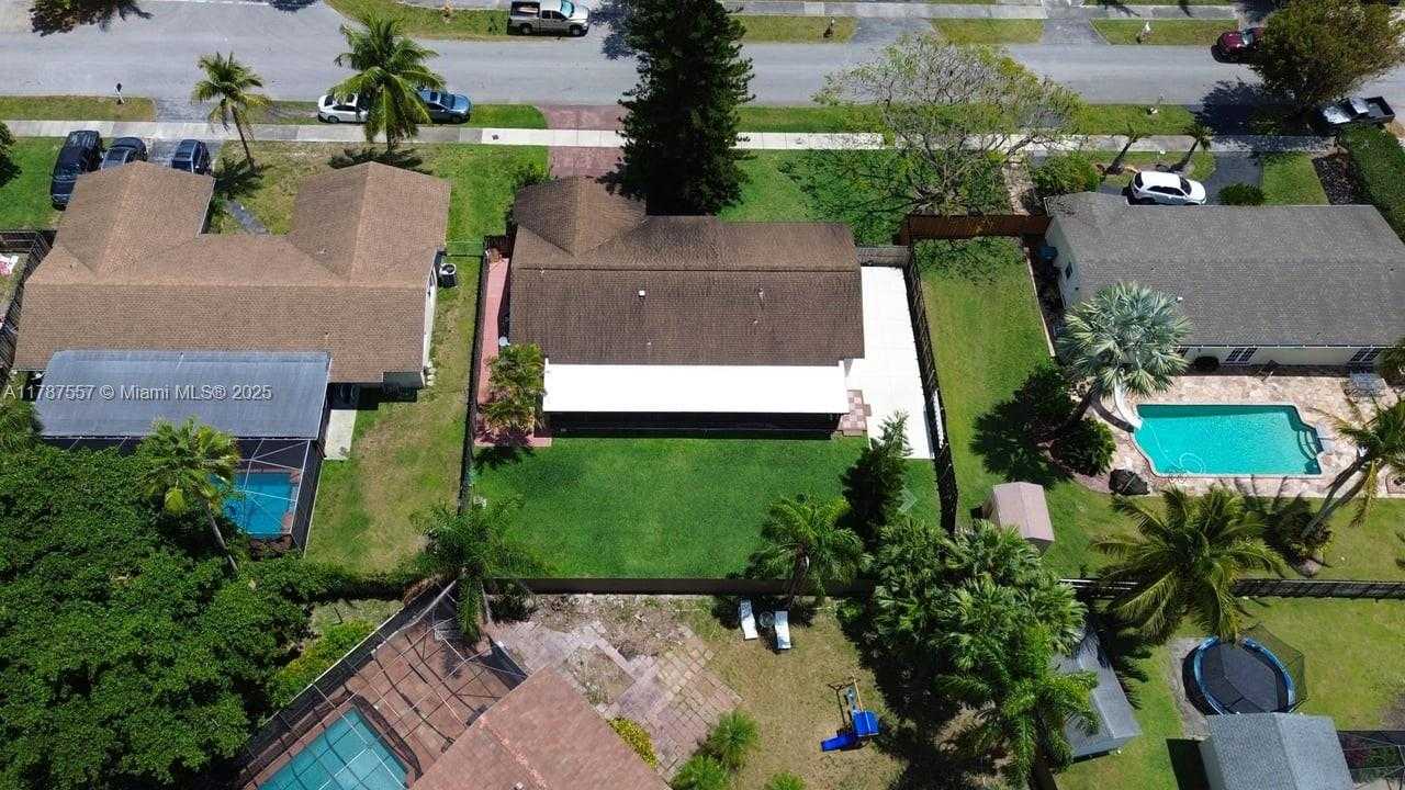 Small Image of 19612 SOUTH WEST 87TH PL, Cutler Bay Number 4