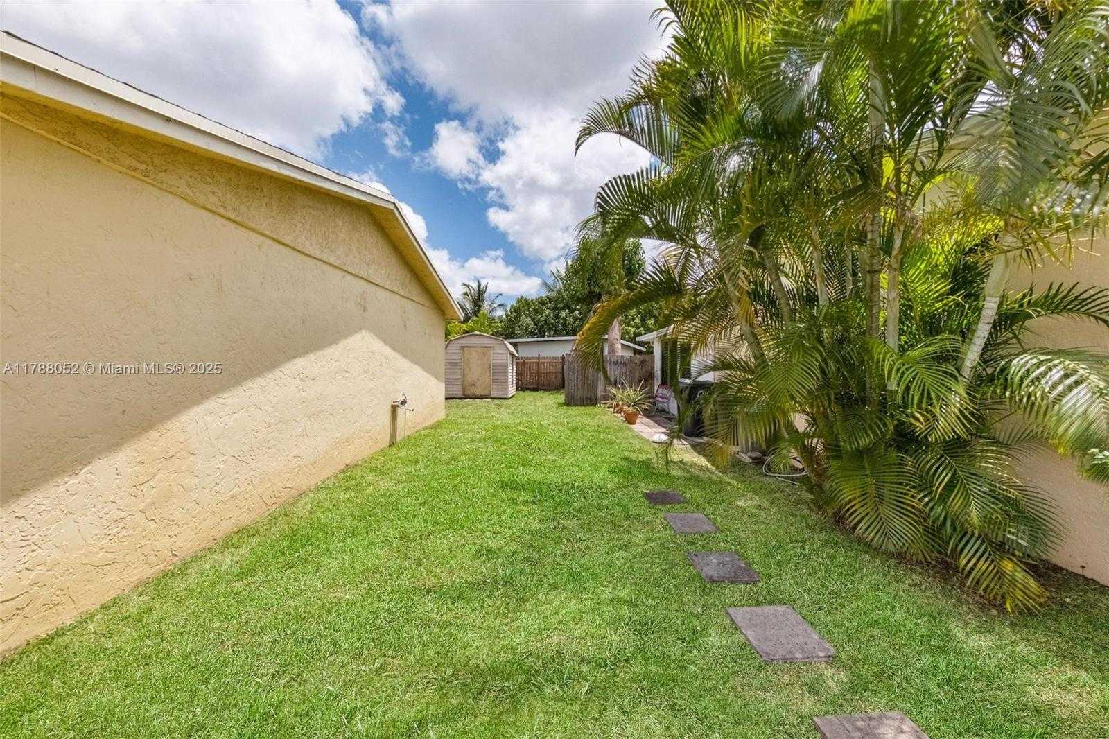 Small Image of 702 SOUTH WEST 79TH AVE, North Lauderdale Number 11