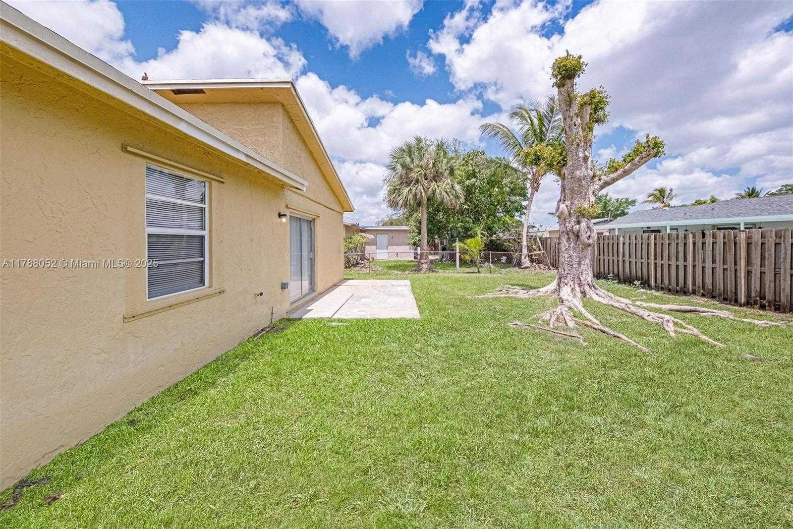 Small Image of 702 SOUTH WEST 79TH AVE, North Lauderdale Number 14
