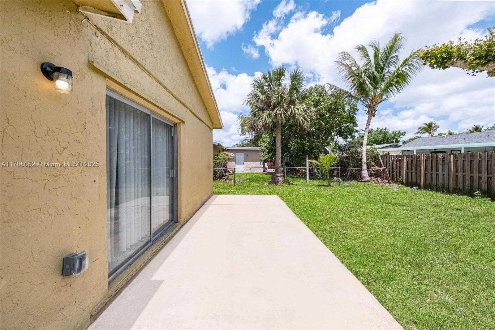 Small Image of 702 SOUTH WEST 79TH AVE, North Lauderdale Number 16