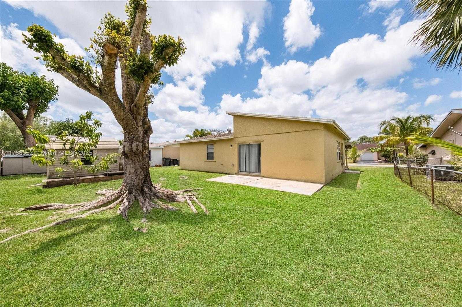 Small Image of 702 SOUTH WEST 79TH AVE, North Lauderdale Number 17