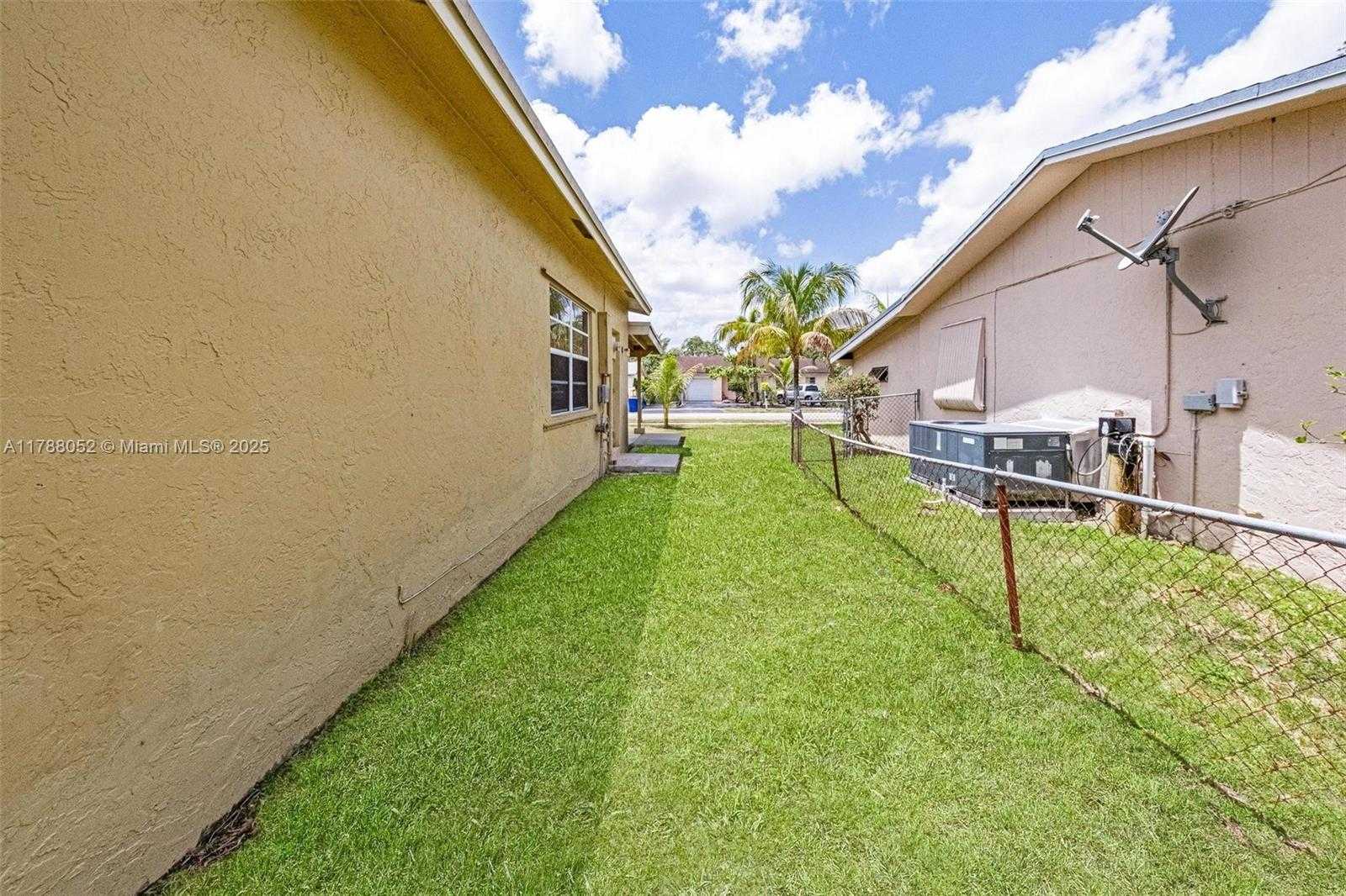 Small Image of 702 SOUTH WEST 79TH AVE, North Lauderdale Number 20