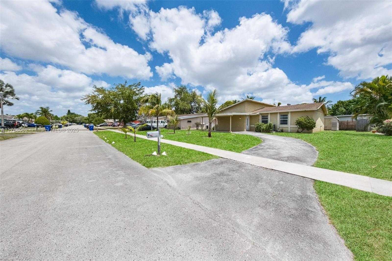 Small Image of 702 SOUTH WEST 79TH AVE, North Lauderdale Number 3