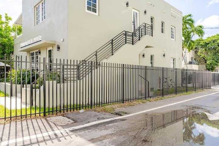 Small Image of 1020 6TH ST, Miami Beach Number 2