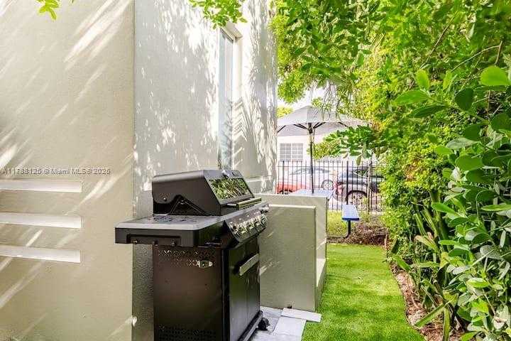 Small Image of 1020 6TH ST, Miami Beach Number 36