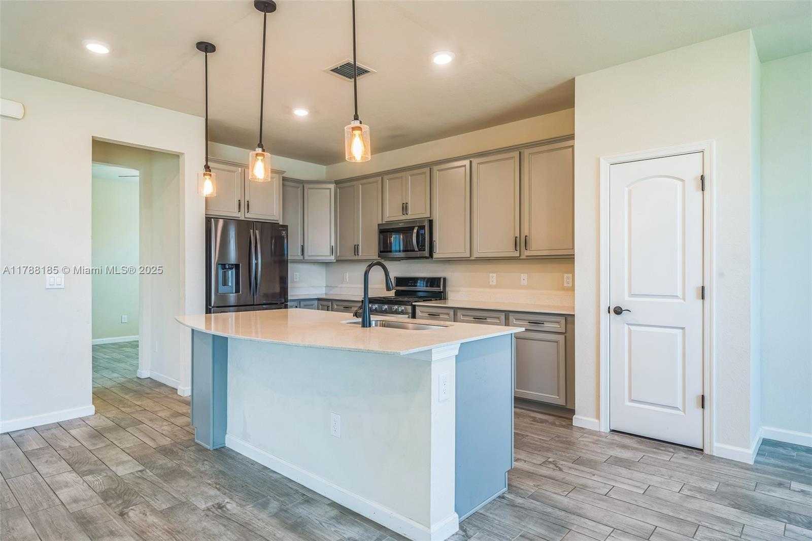 Small Image of 10484 SOUTH WEST CAPTIVA DR, Port St. Lucie Number 13