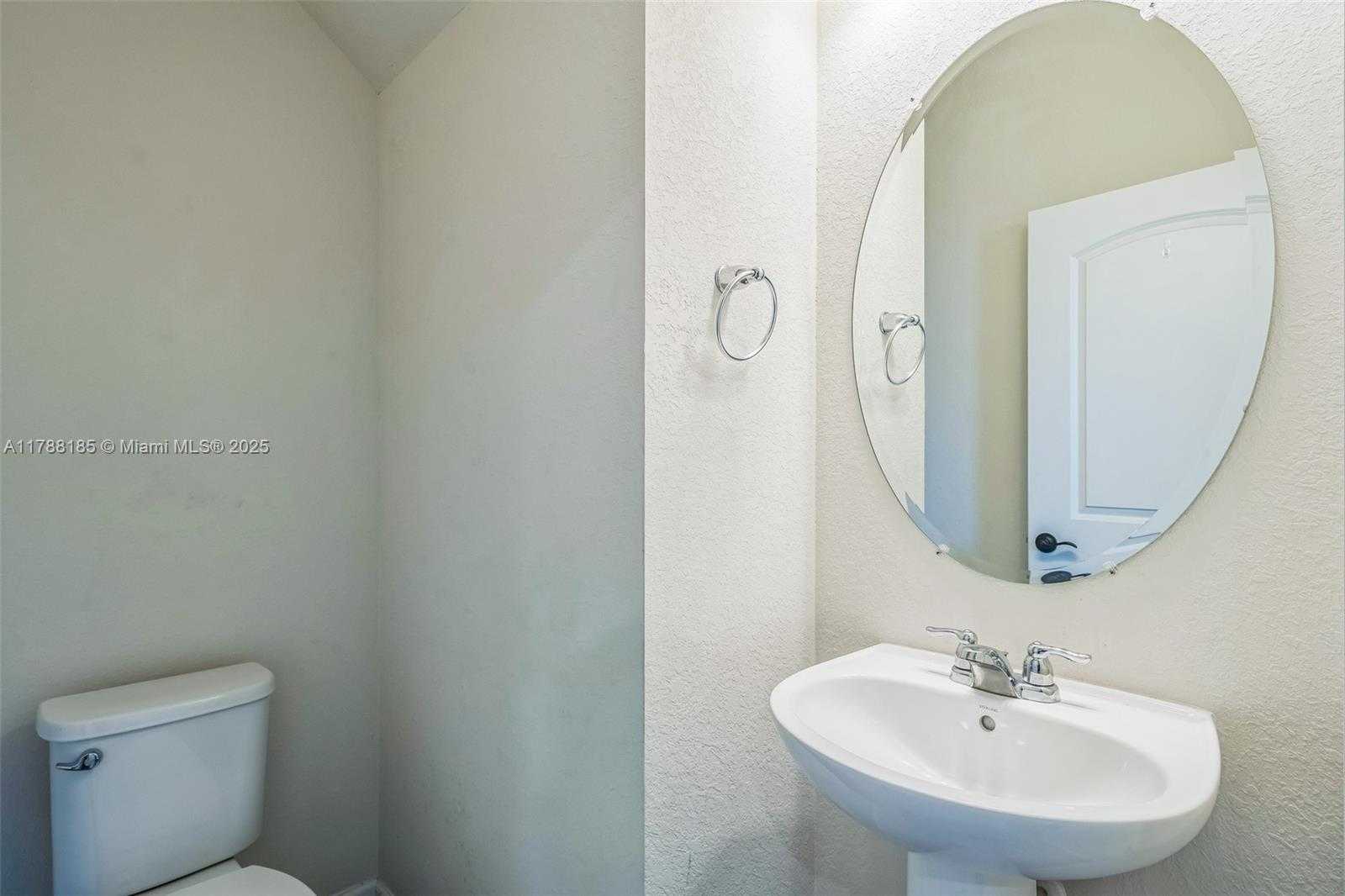 Small Image of 10484 SOUTH WEST CAPTIVA DR, Port St. Lucie Number 25