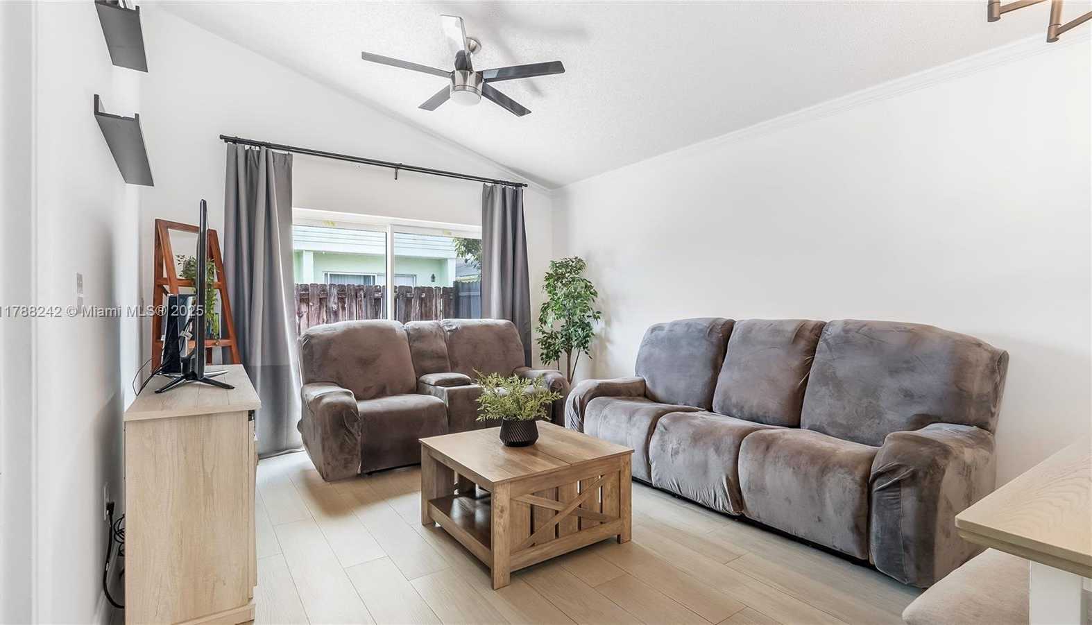 Small Image of 9940 WEST ELM LN, Miramar Number 15
