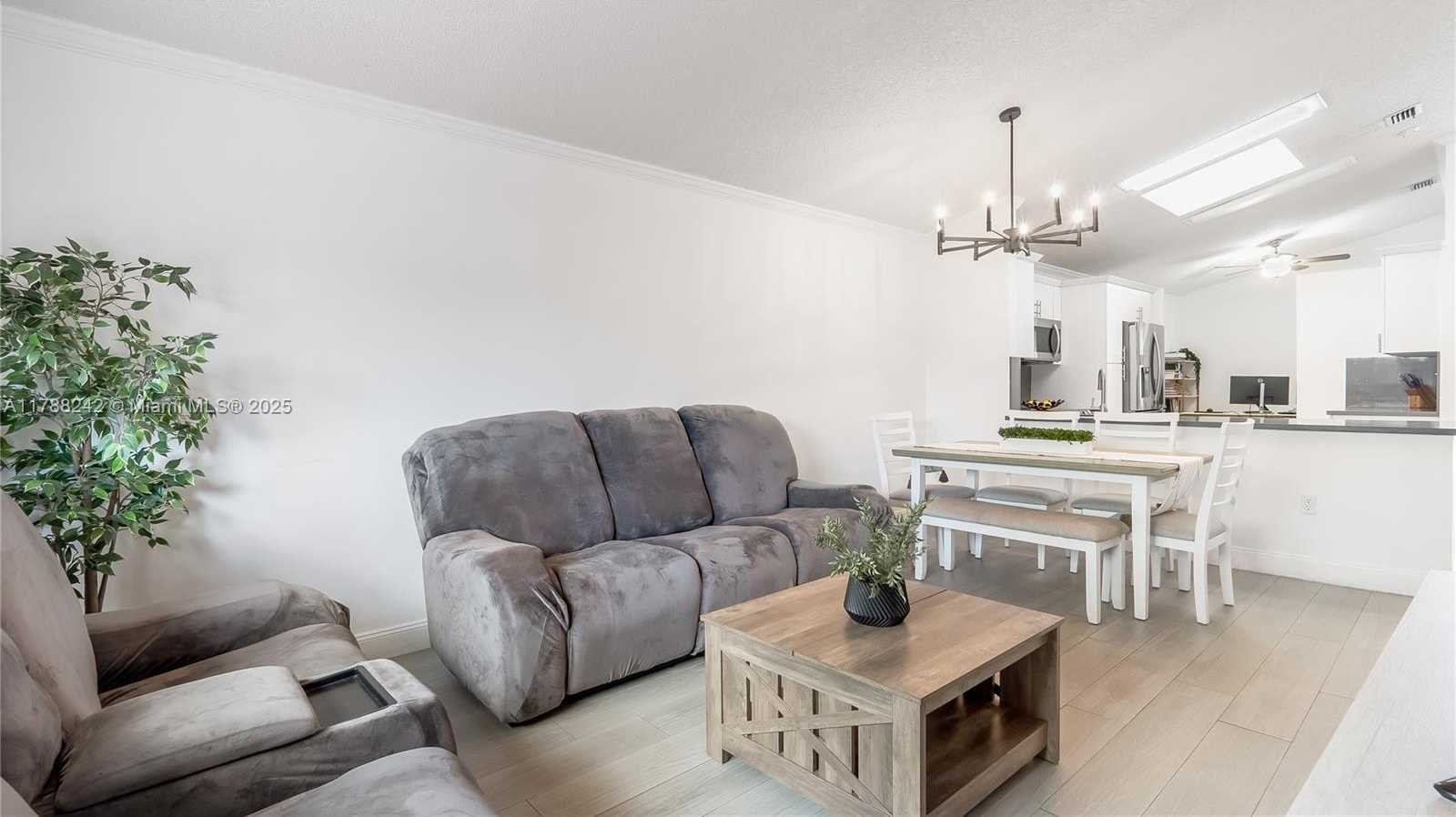 Small Image of 9940 WEST ELM LN, Miramar Number 16