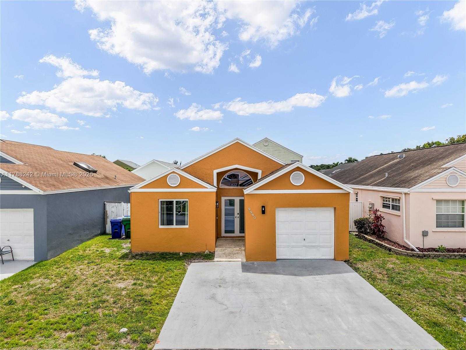 Small Image of 9940 WEST ELM LN, Miramar Number 2