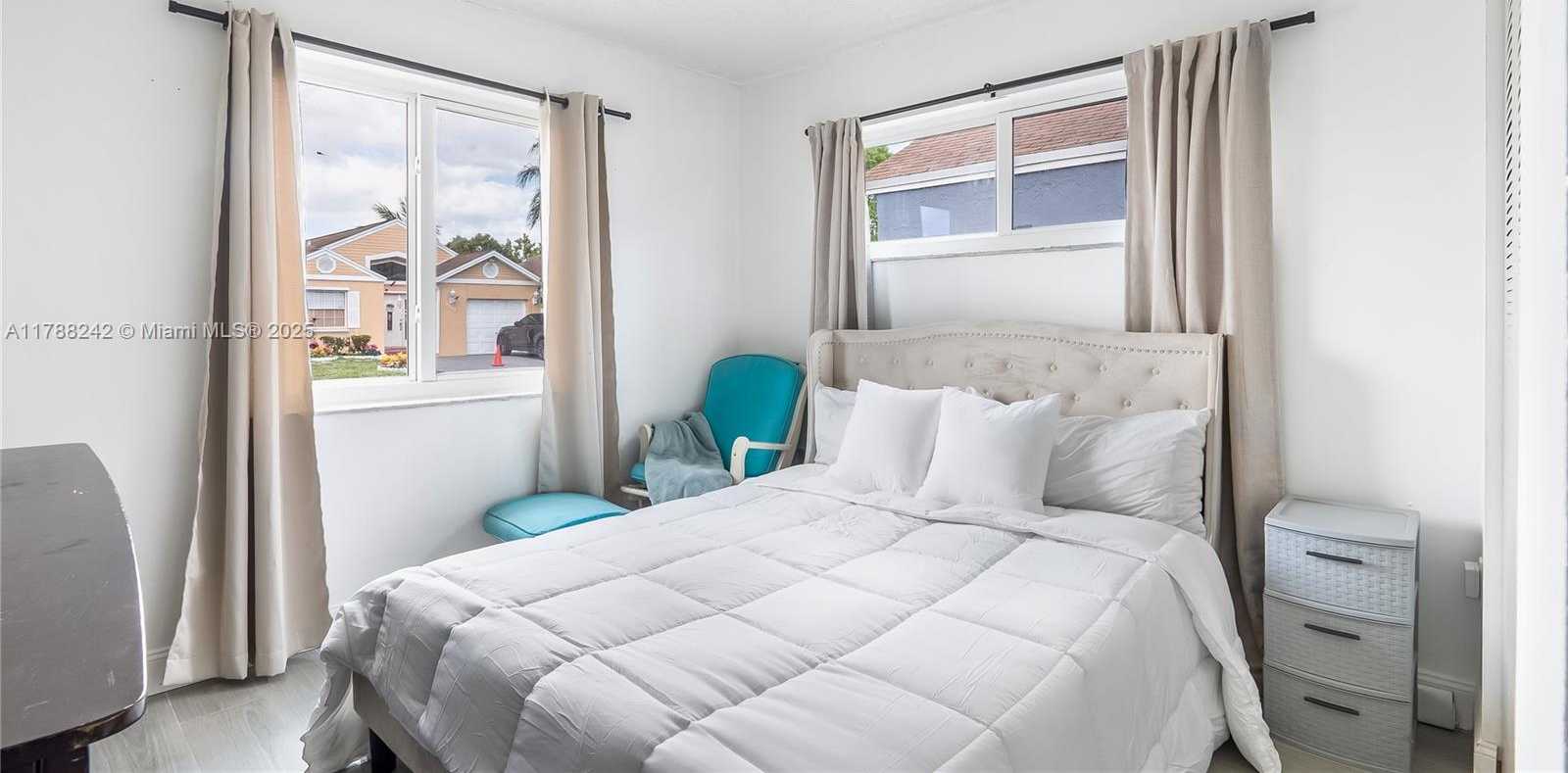 Small Image of 9940 WEST ELM LN, Miramar Number 25