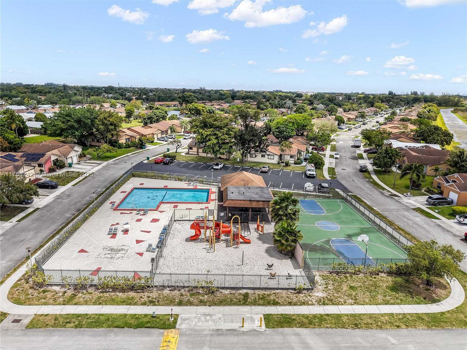 Small Image of 9940 WEST ELM LN, Miramar Number 5