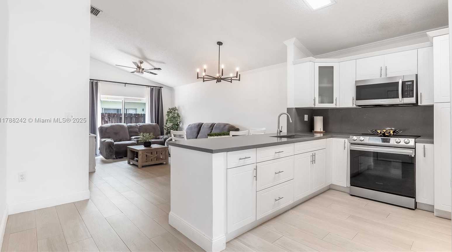 Small Image of 9940 WEST ELM LN, Miramar Number 8