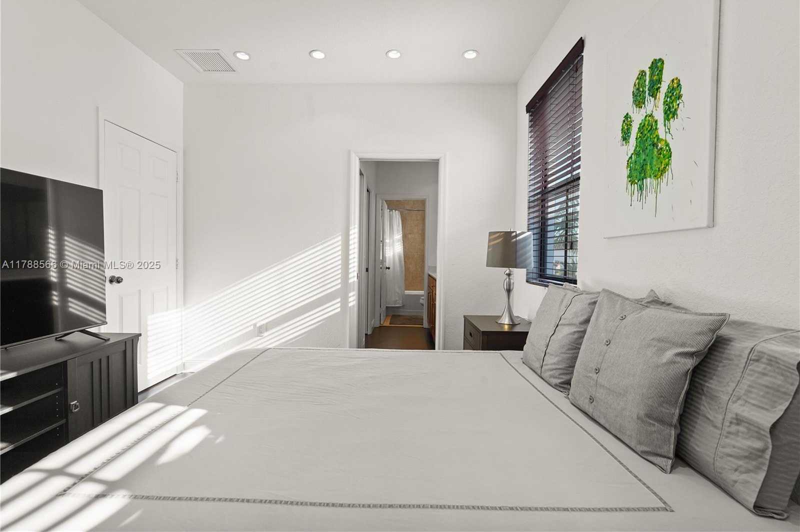 Small Image of 10371 NORTH WEST 10TH ST, Miami Number 35