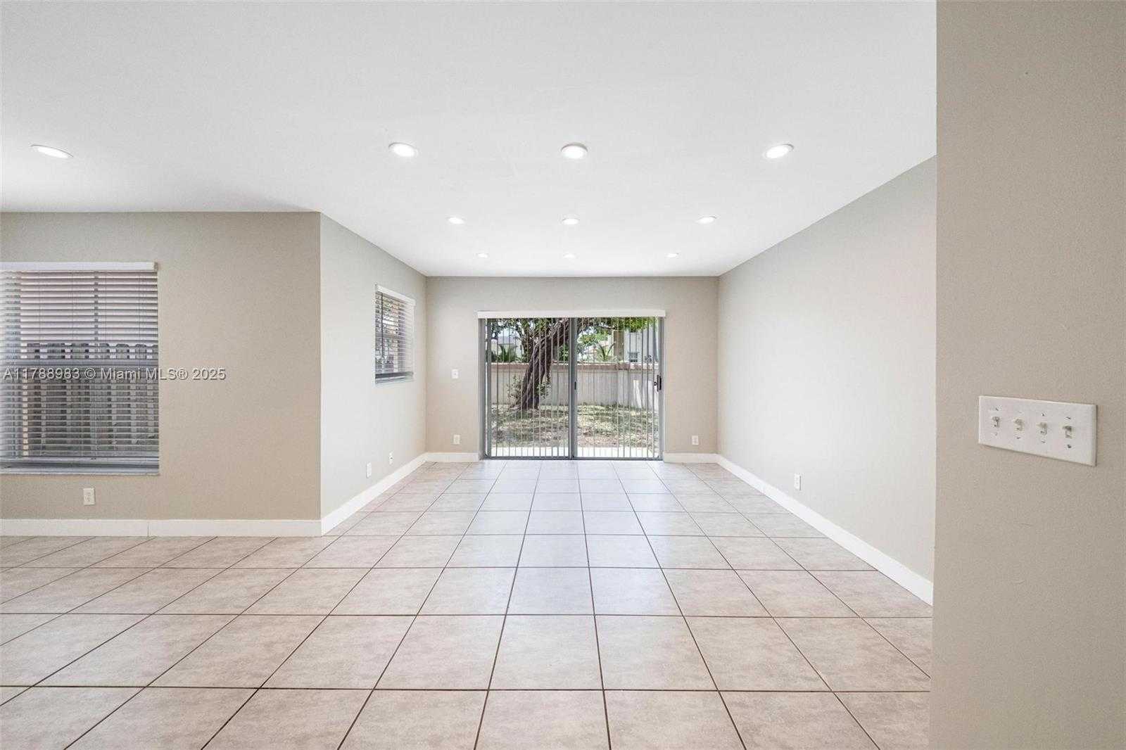 Small Image of 6231 ISLAND WAY, Margate Number 12