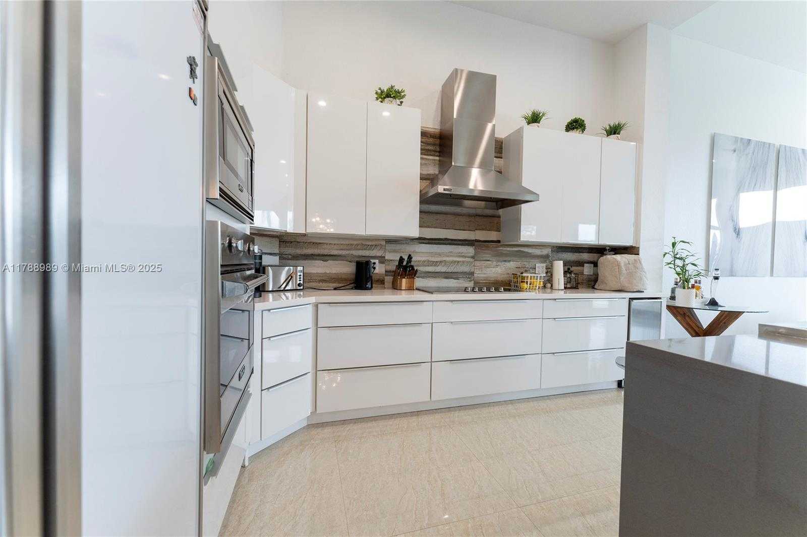Small Image of 4021 EAST LAKE ESTATES DR, Davie Number 11