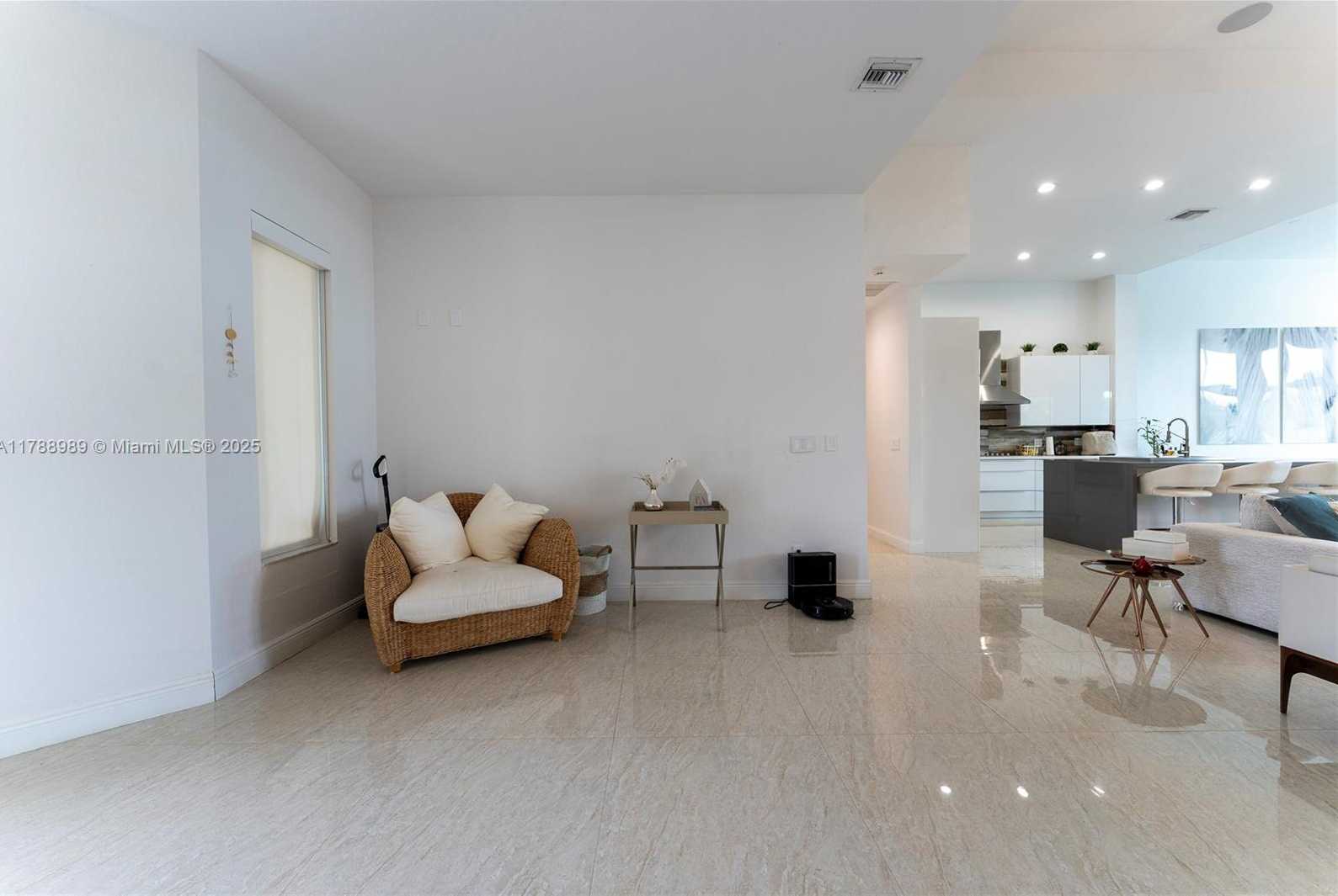 Small Image of 4021 EAST LAKE ESTATES DR, Davie Number 12
