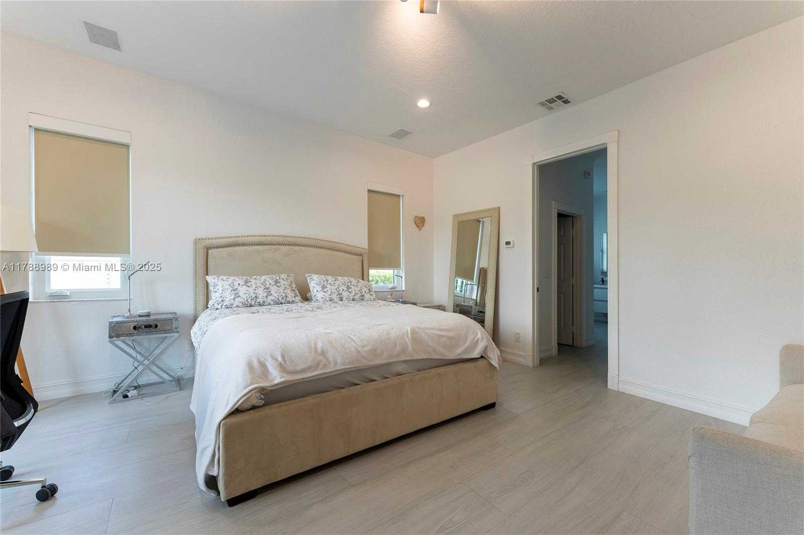 Small Image of 4021 EAST LAKE ESTATES DR, Davie Number 15
