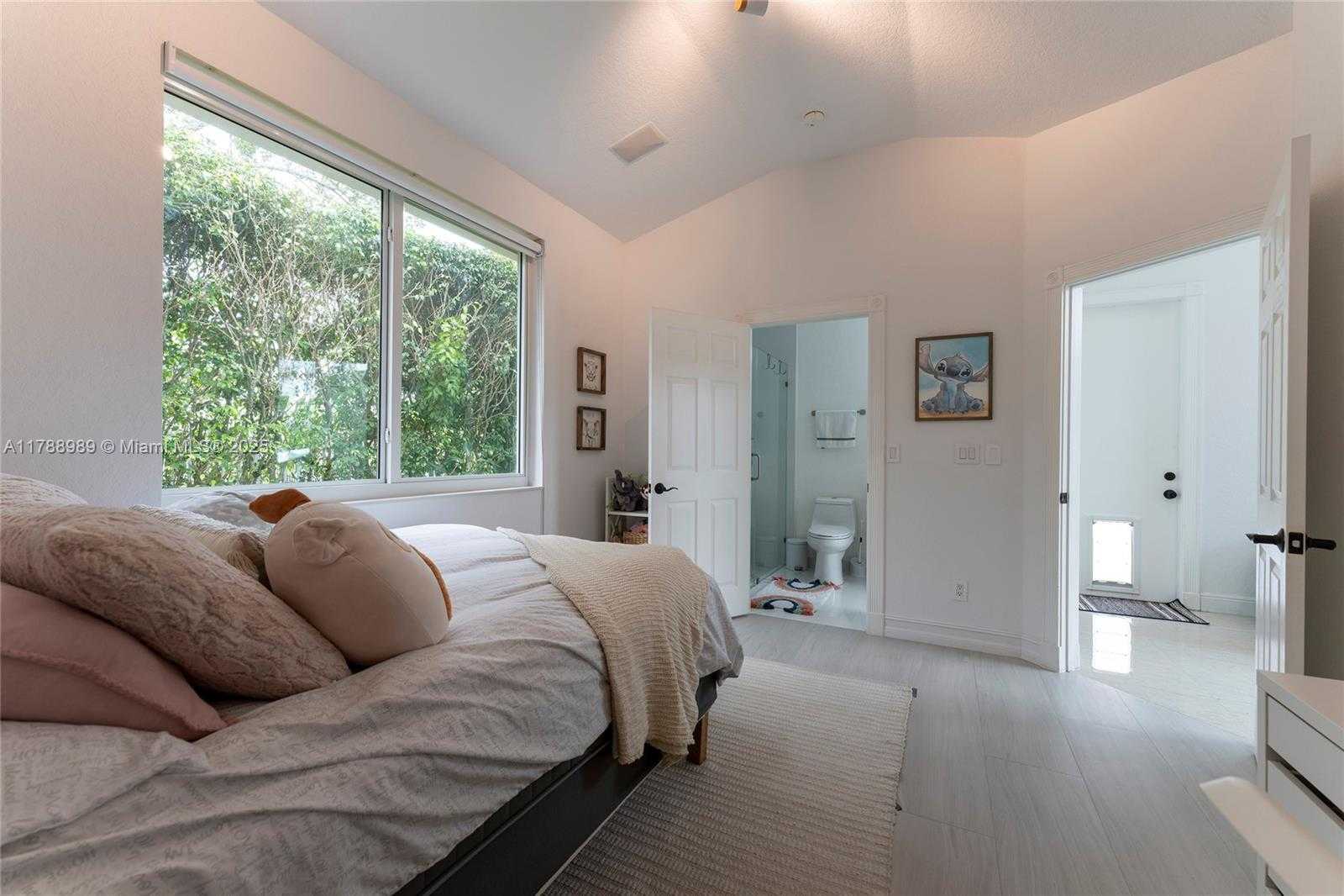 Small Image of 4021 EAST LAKE ESTATES DR, Davie Number 17
