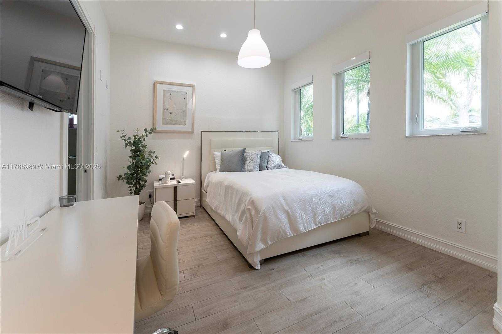Small Image of 4021 EAST LAKE ESTATES DR, Davie Number 20