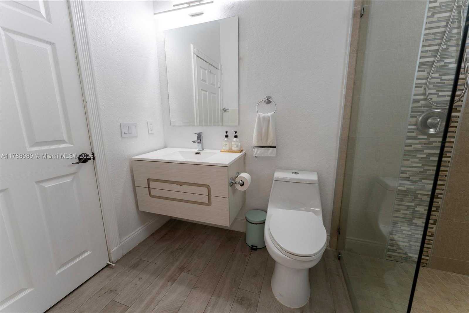 Small Image of 4021 EAST LAKE ESTATES DR, Davie Number 23
