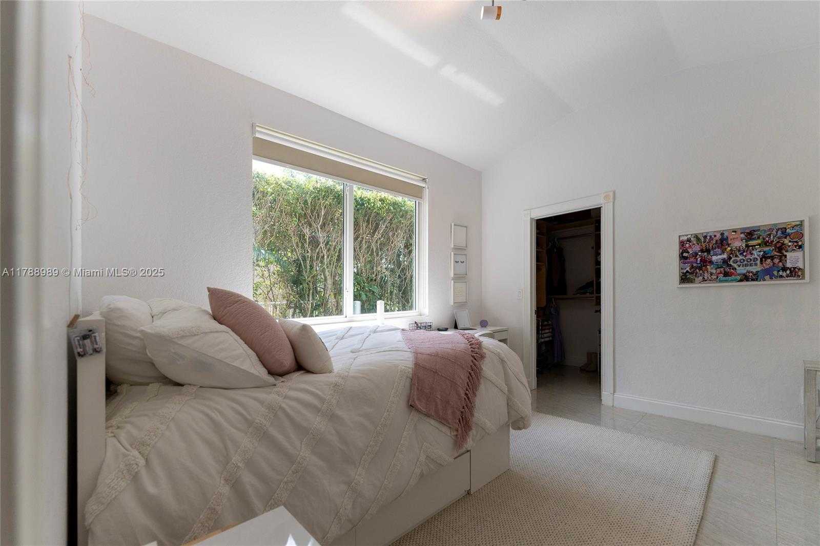 Small Image of 4021 EAST LAKE ESTATES DR, Davie Number 24