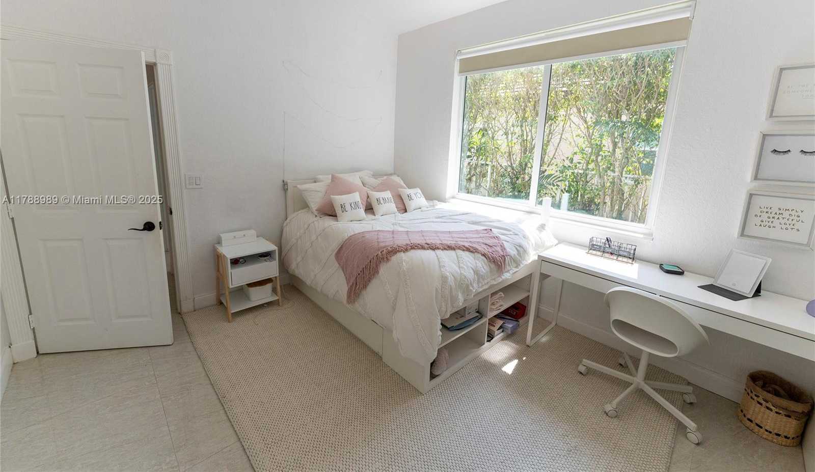 Small Image of 4021 EAST LAKE ESTATES DR, Davie Number 27