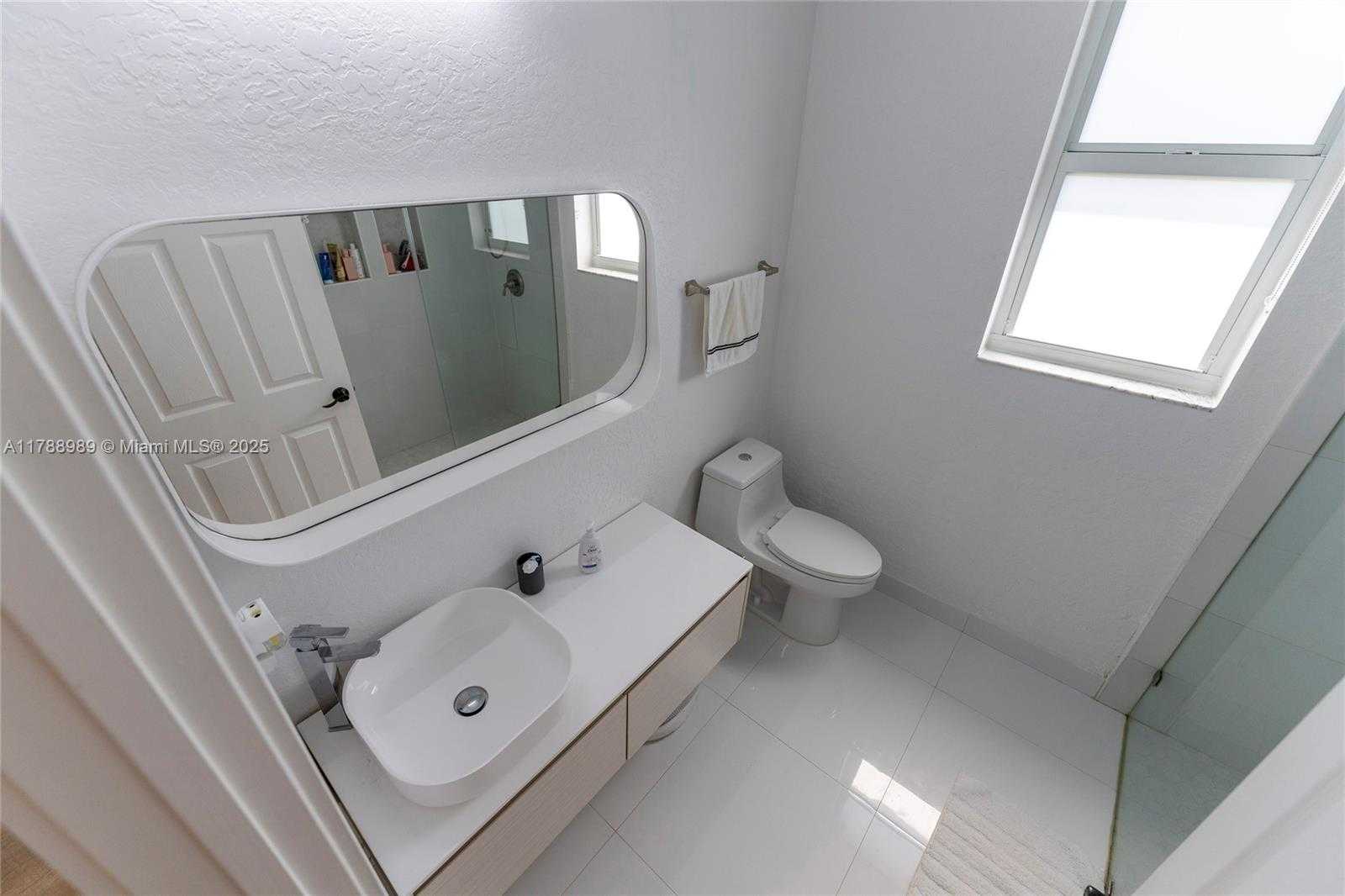 Small Image of 4021 EAST LAKE ESTATES DR, Davie Number 28