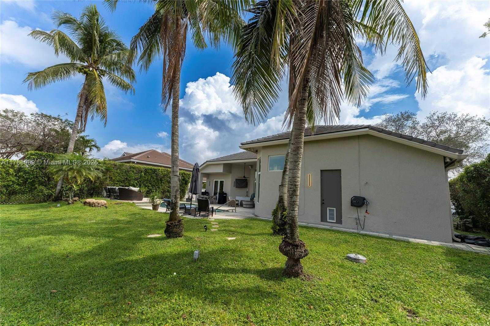 Small Image of 4021 EAST LAKE ESTATES DR, Davie Number 32