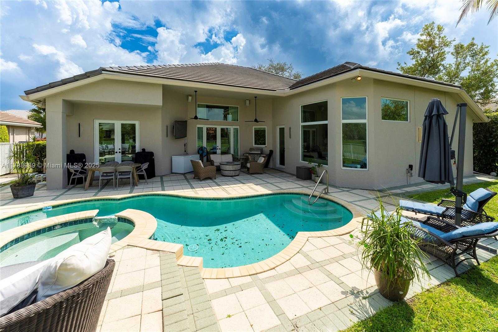 Small Image of 4021 EAST LAKE ESTATES DR, Davie Number 33