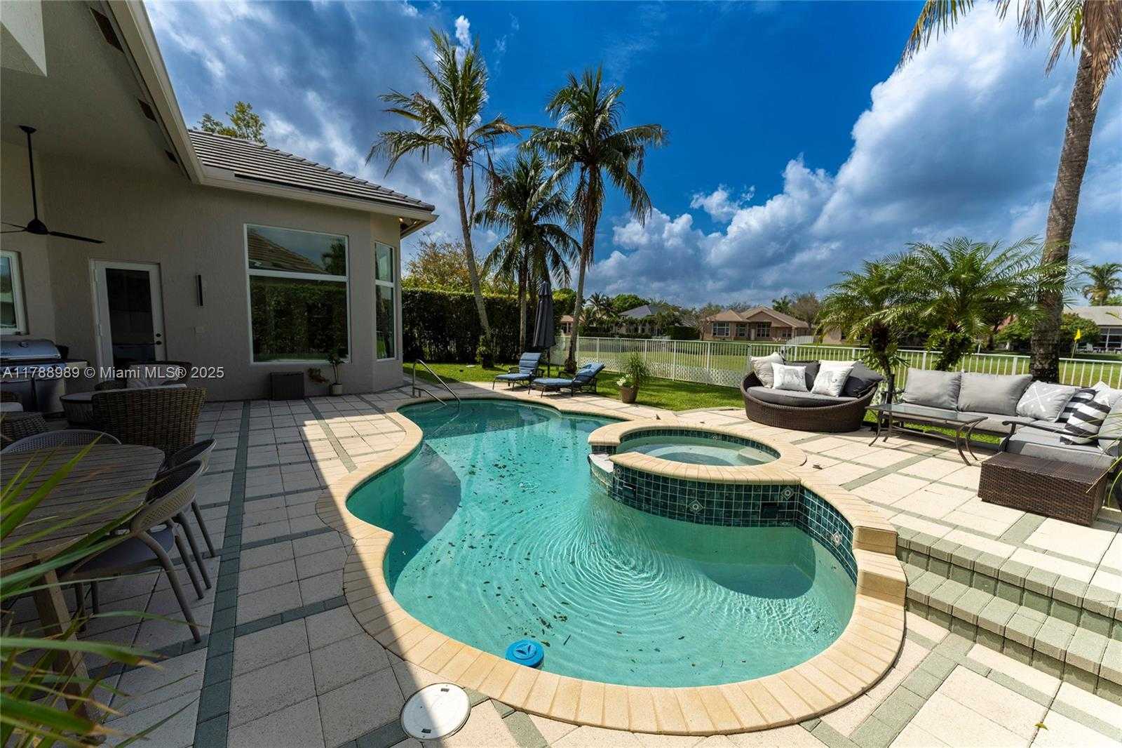 Small Image of 4021 EAST LAKE ESTATES DR, Davie Number 34