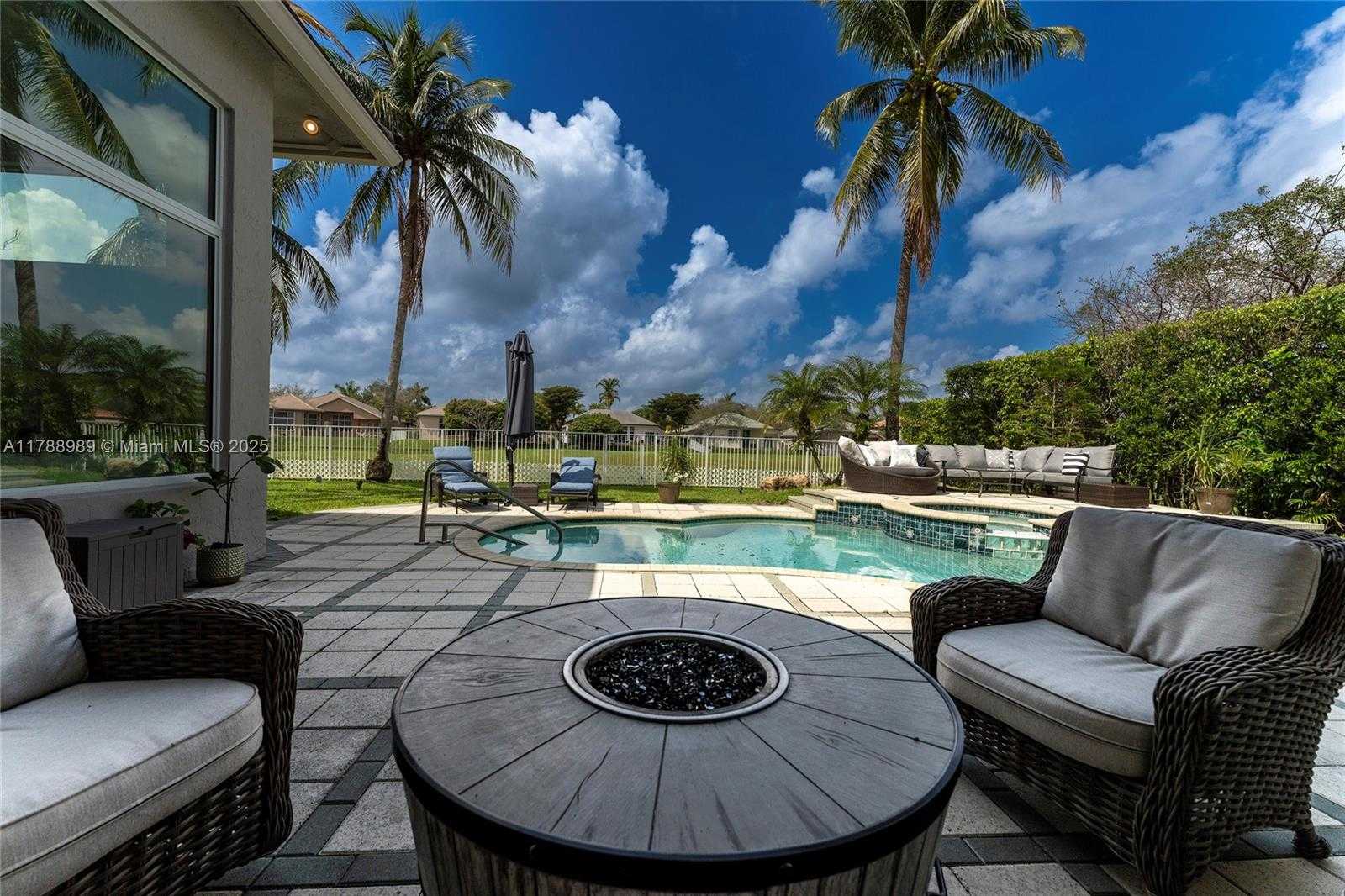 Small Image of 4021 EAST LAKE ESTATES DR, Davie Number 35