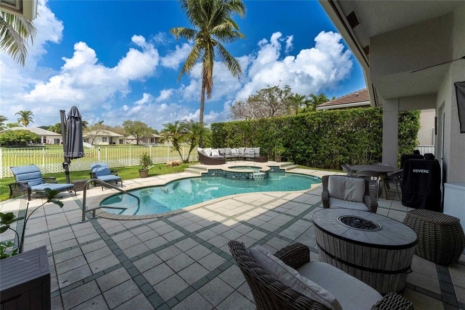 Small Image of 4021 EAST LAKE ESTATES DR, Davie Number 36