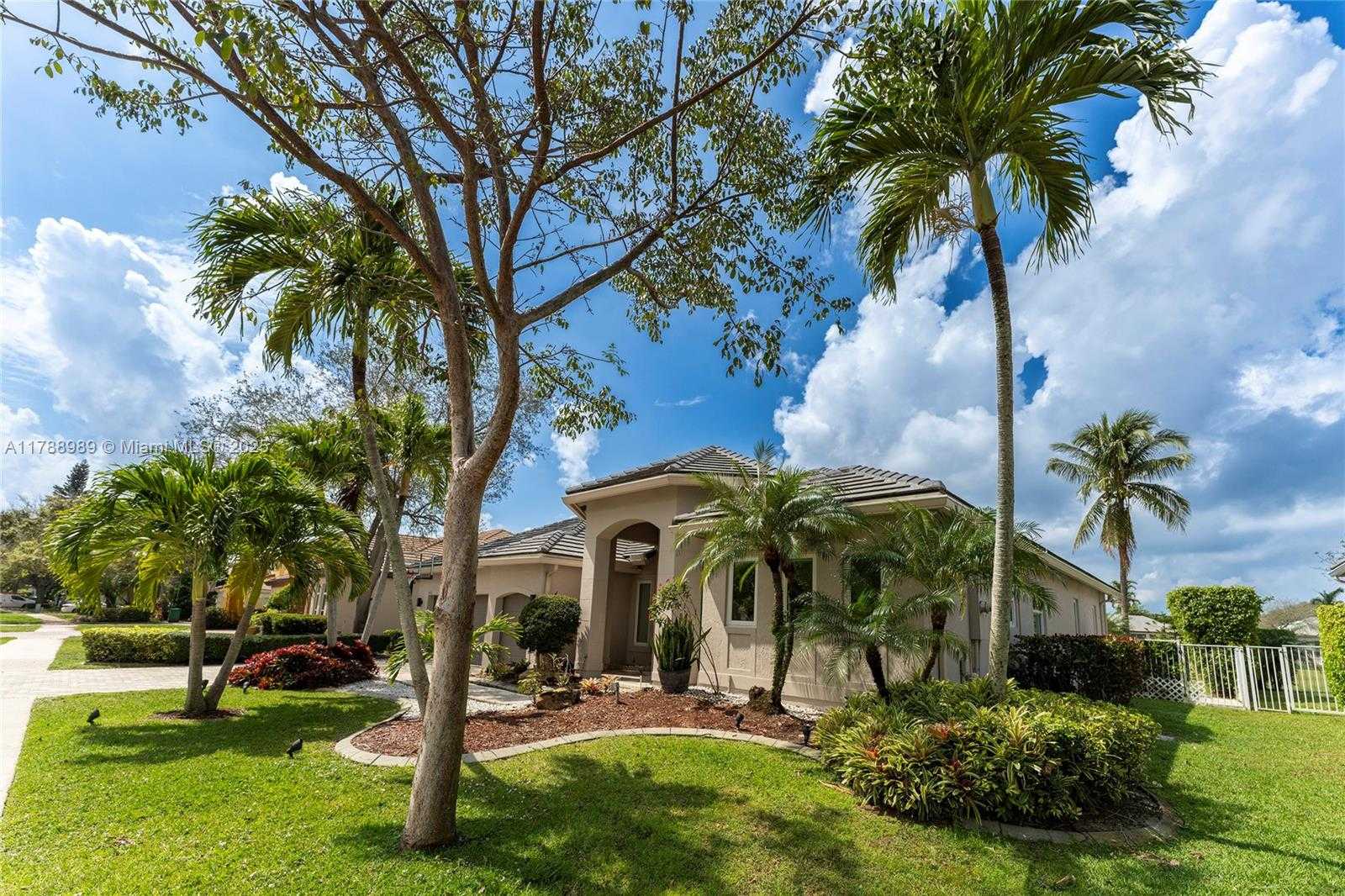 Small Image of 4021 EAST LAKE ESTATES DR, Davie Number 37
