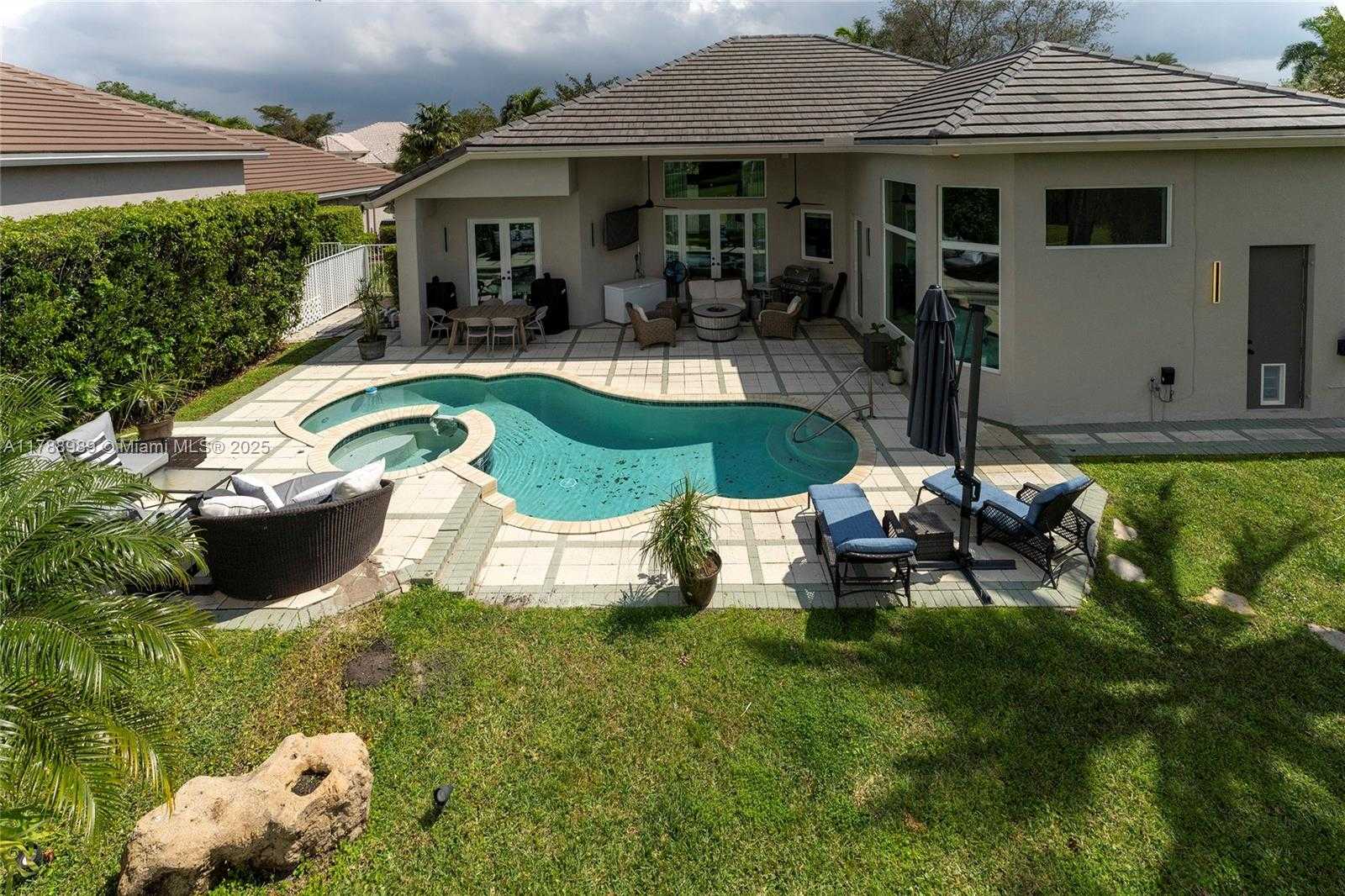 Small Image of 4021 EAST LAKE ESTATES DR, Davie Number 38