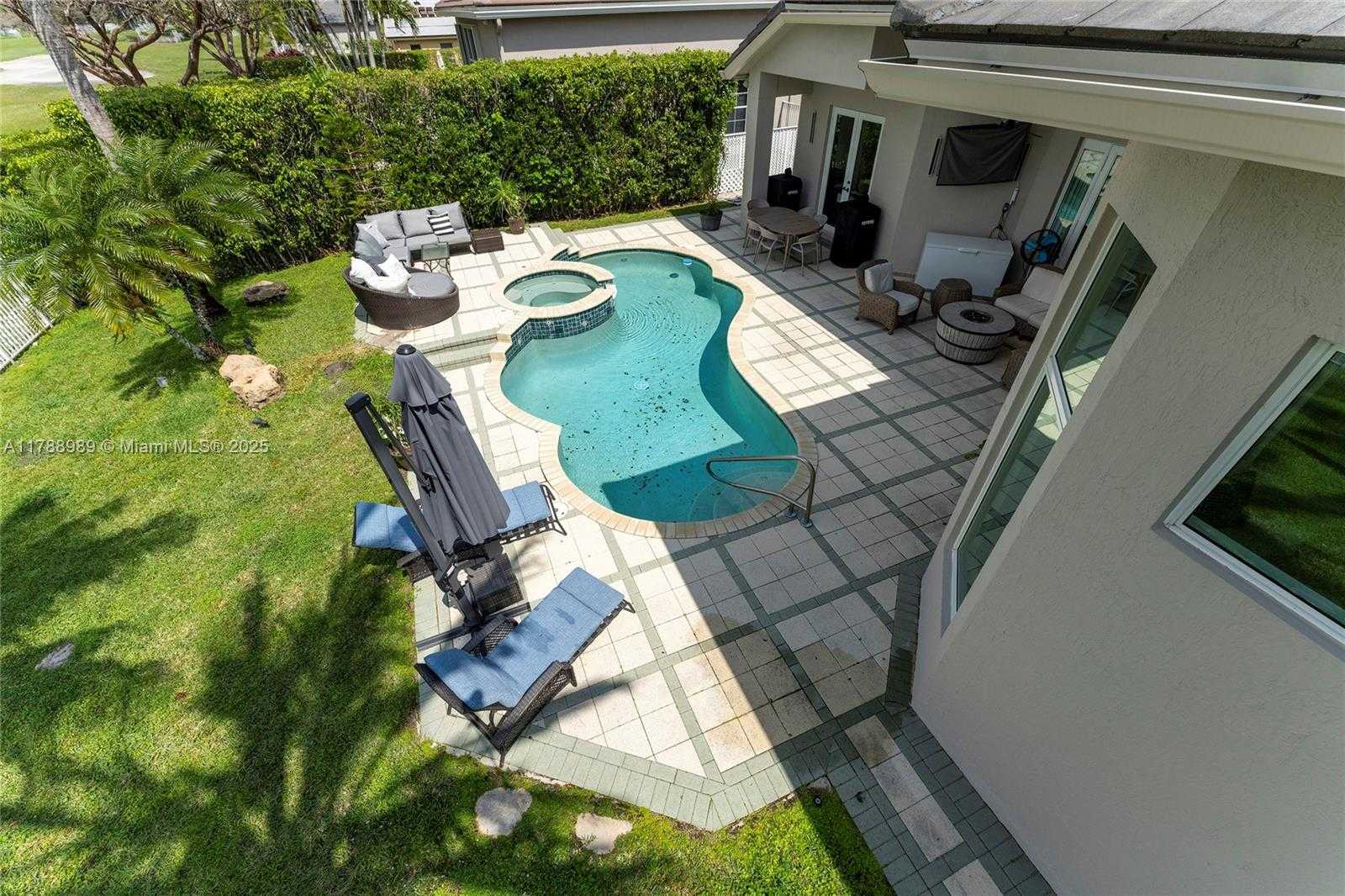 Small Image of 4021 EAST LAKE ESTATES DR, Davie Number 39