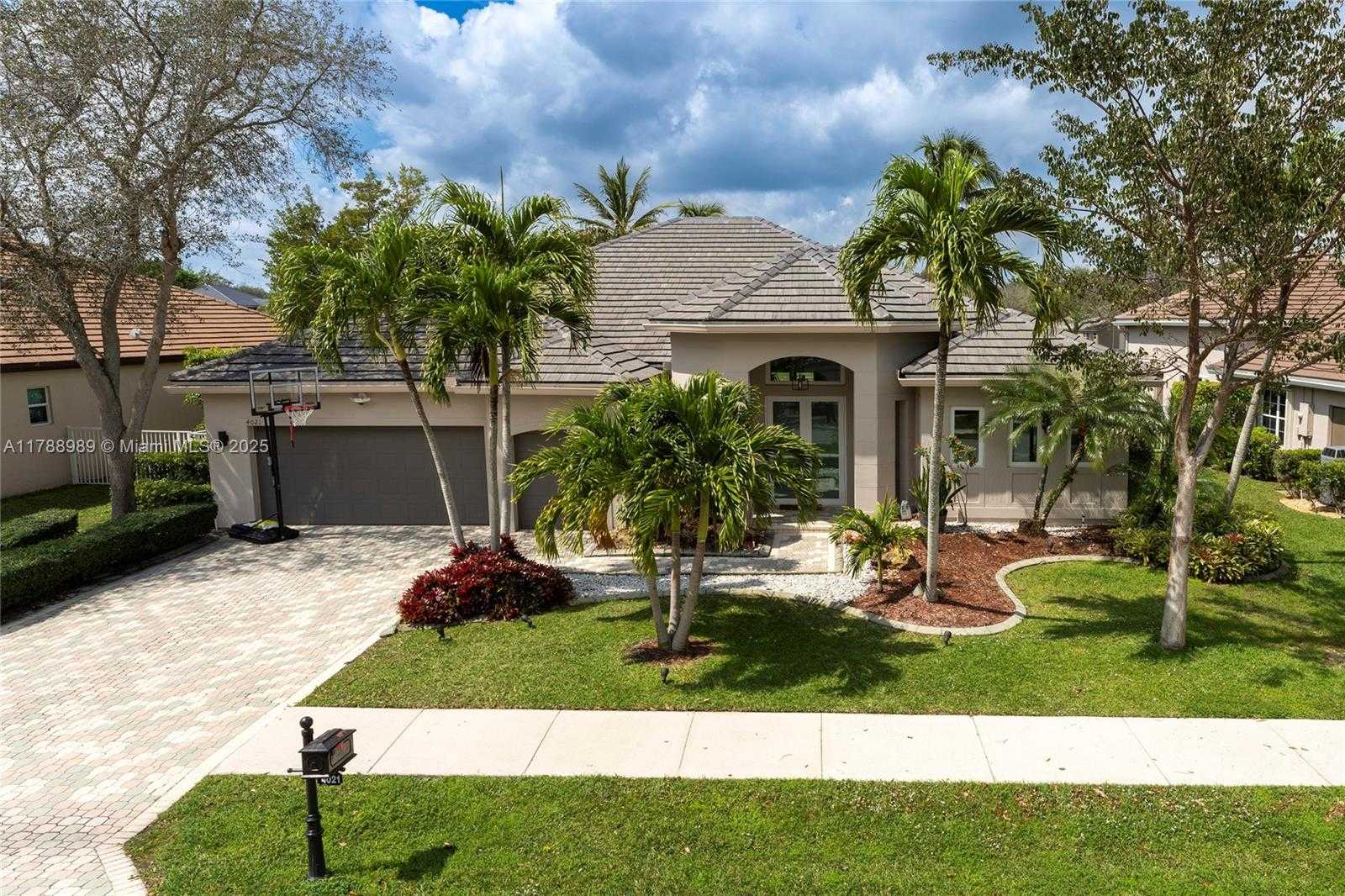 Small Image of 4021 EAST LAKE ESTATES DR, Davie Number 41