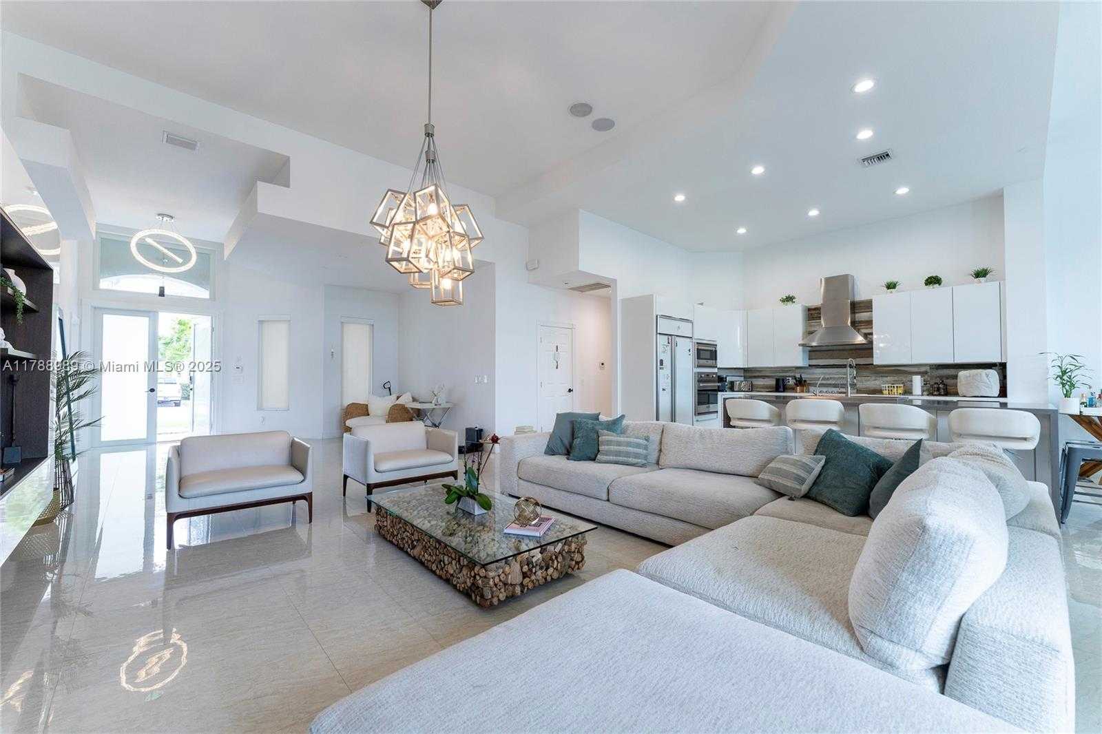 Small Image of 4021 EAST LAKE ESTATES DR, Davie Number 6