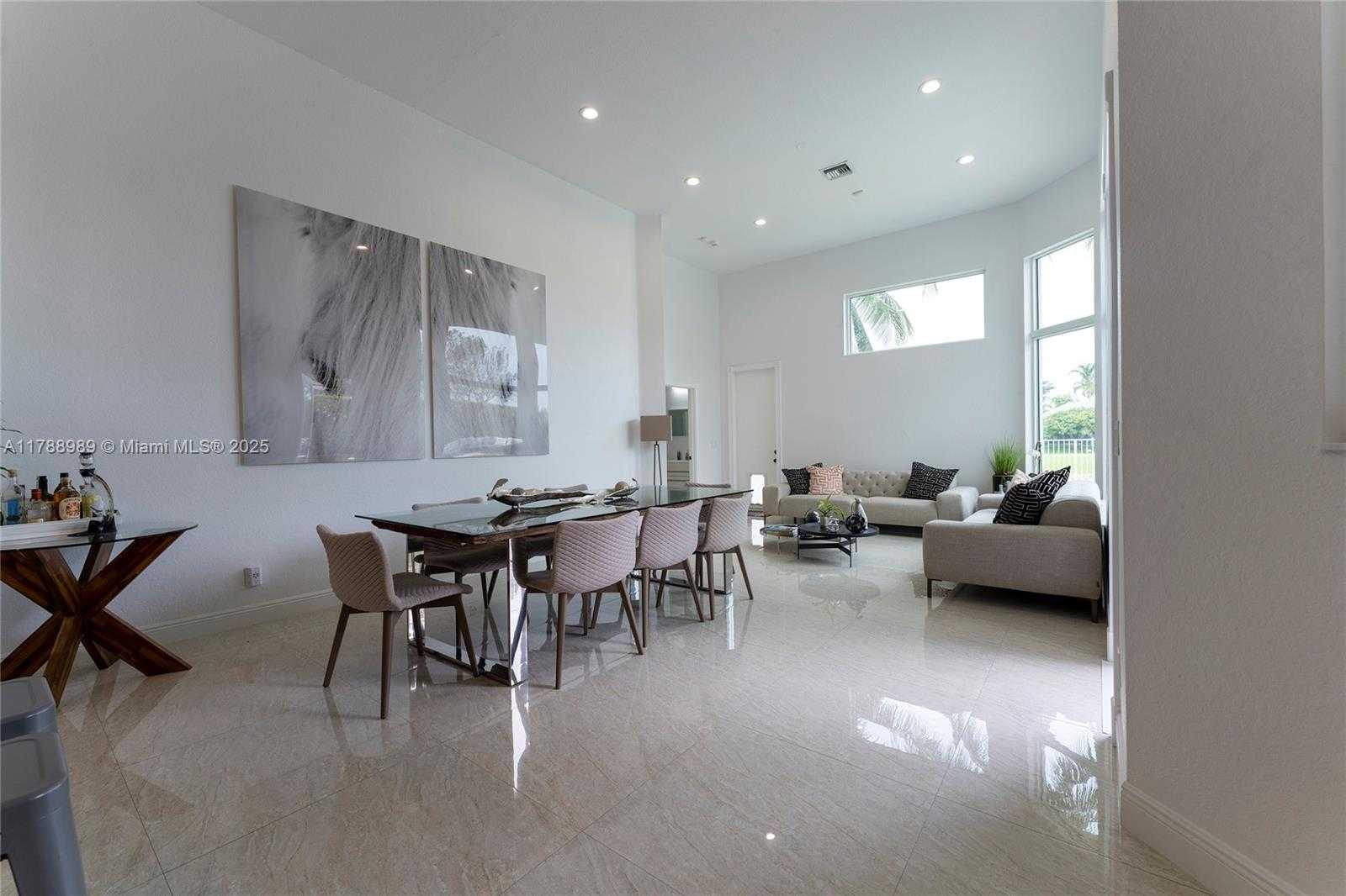 Small Image of 4021 EAST LAKE ESTATES DR, Davie Number 7