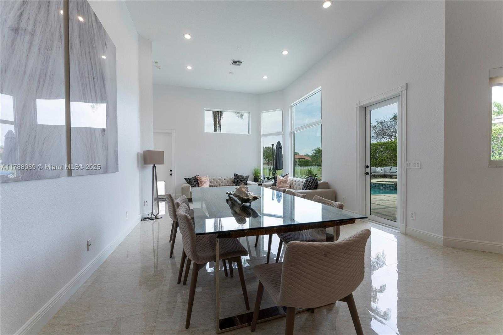 Small Image of 4021 EAST LAKE ESTATES DR, Davie Number 8