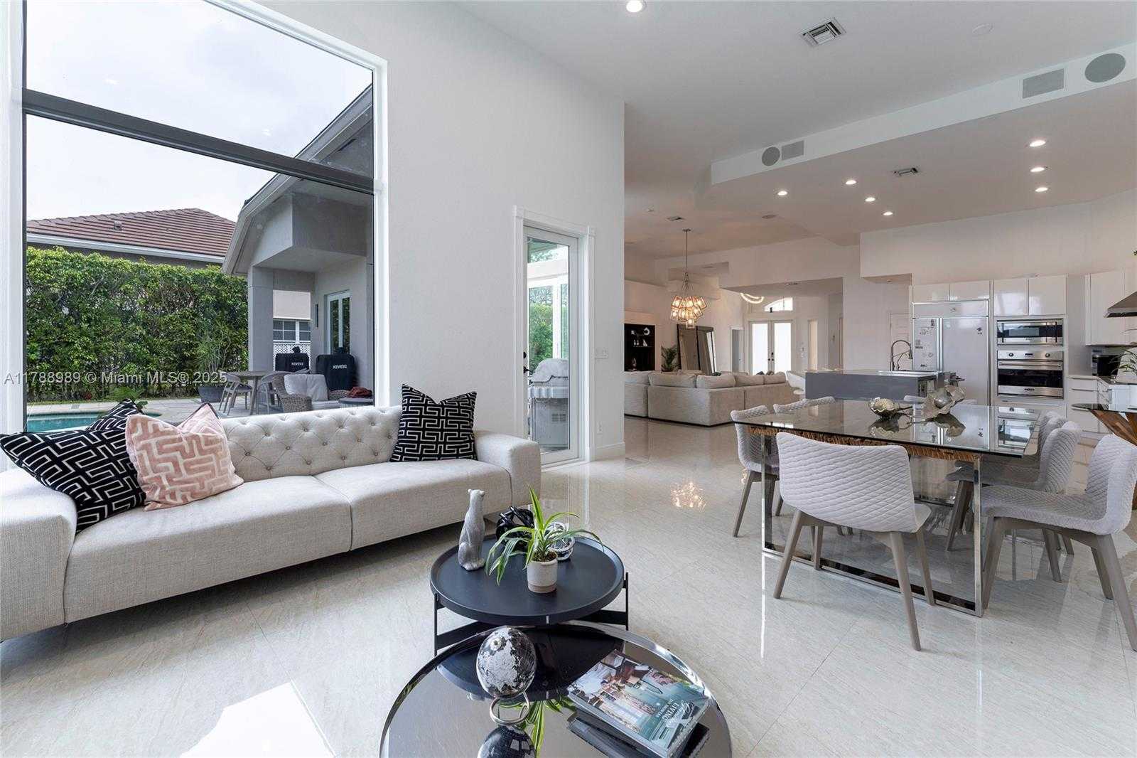 Small Image of 4021 EAST LAKE ESTATES DR, Davie Number 9