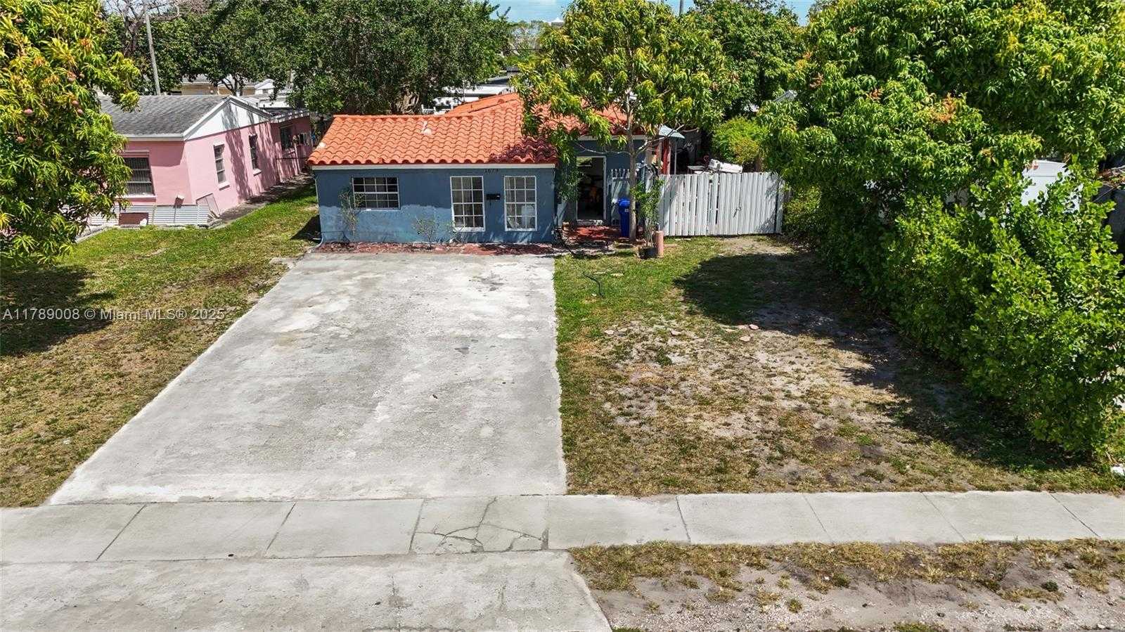 Small Image of 1679 NORTH EAST 181ST ST, North Miami Beach Number 3